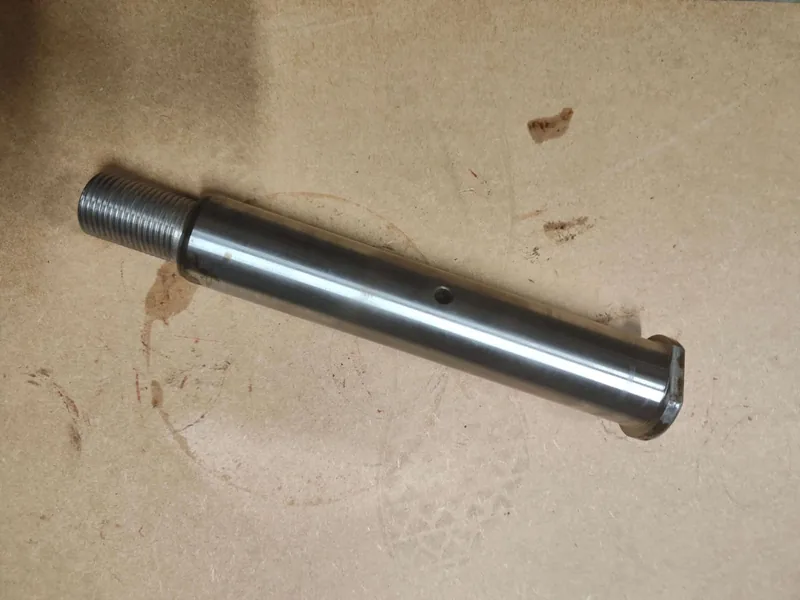 Sworzeń dźwigni zwrotnicy do koparki Ostrówek - Plastimetal Siennica