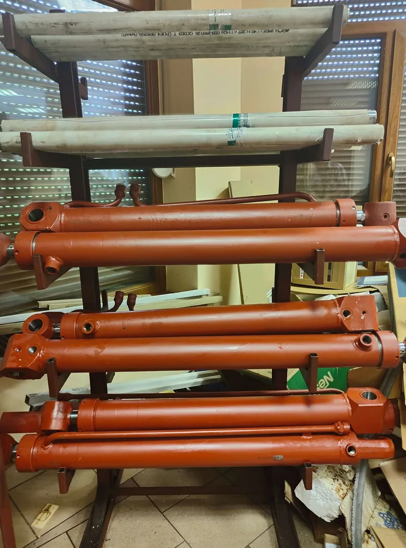 Gotowe siłowniki hydrauliczne do maszyn budowlanych - Plastimetal Siennica