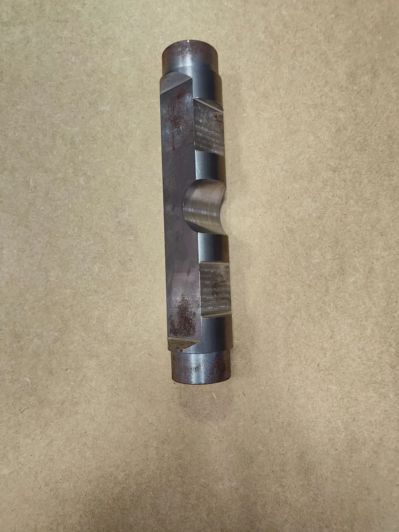 Sworzeń frezowany specjalistyczny do maszyny budowlanej - Plastimetal