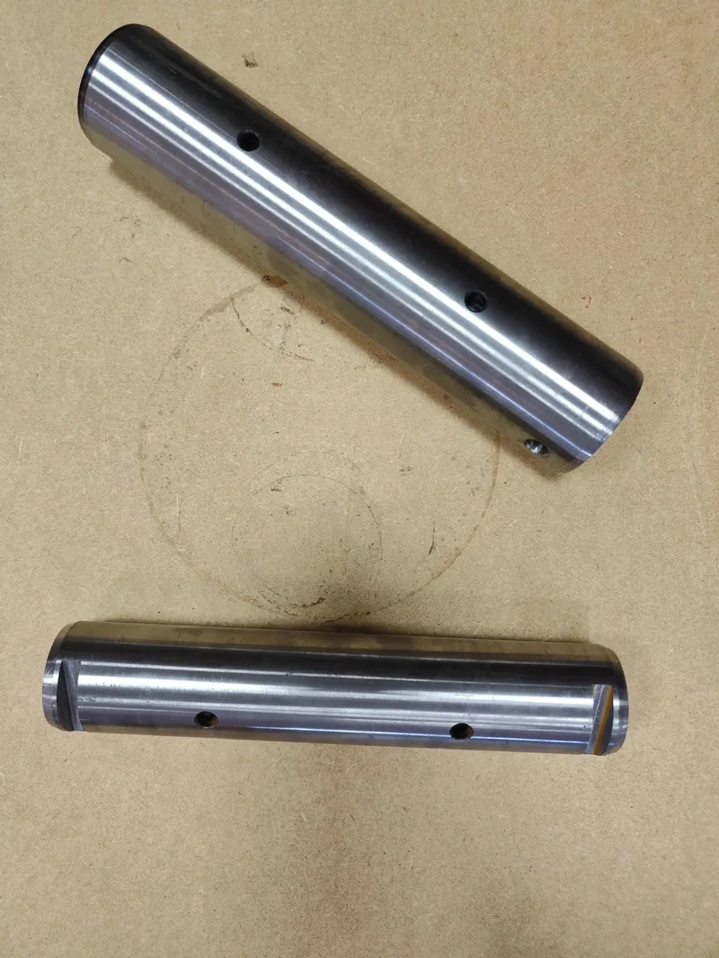 Hartowane sworznie łyżki i podnoszenia do koparki Ostrówek - Plastimetal