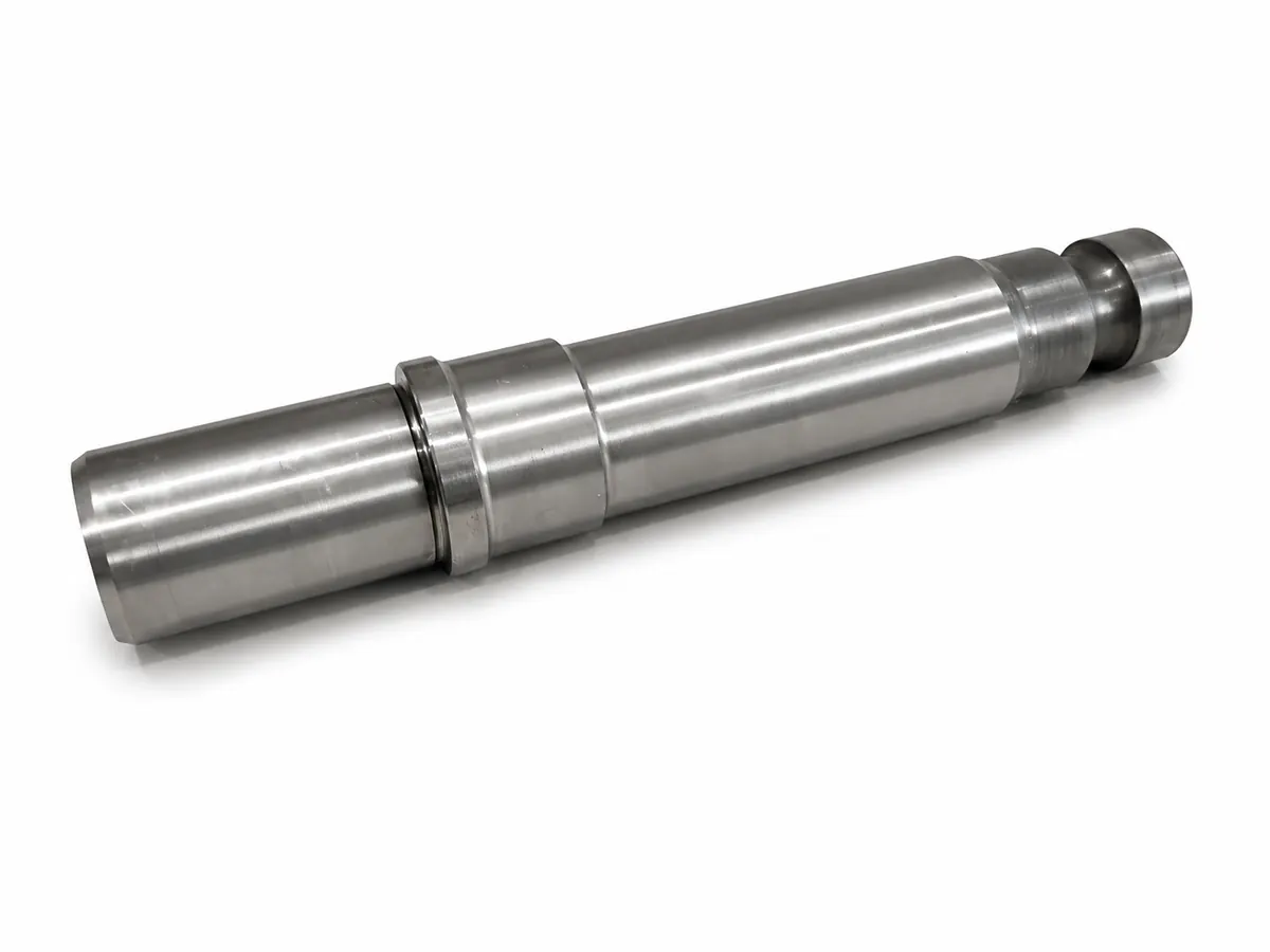 Sworzeń zwrotnicy prawej 162-1330-02 koparki Ostrówek – Plastimetal Siennica